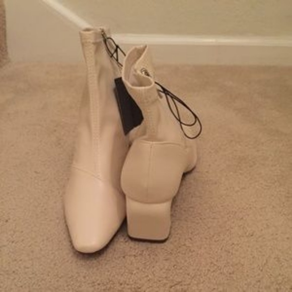 NWT Cute Ivory Faux Leather Ankle Boots, size 9 - Picture 3 of 7
